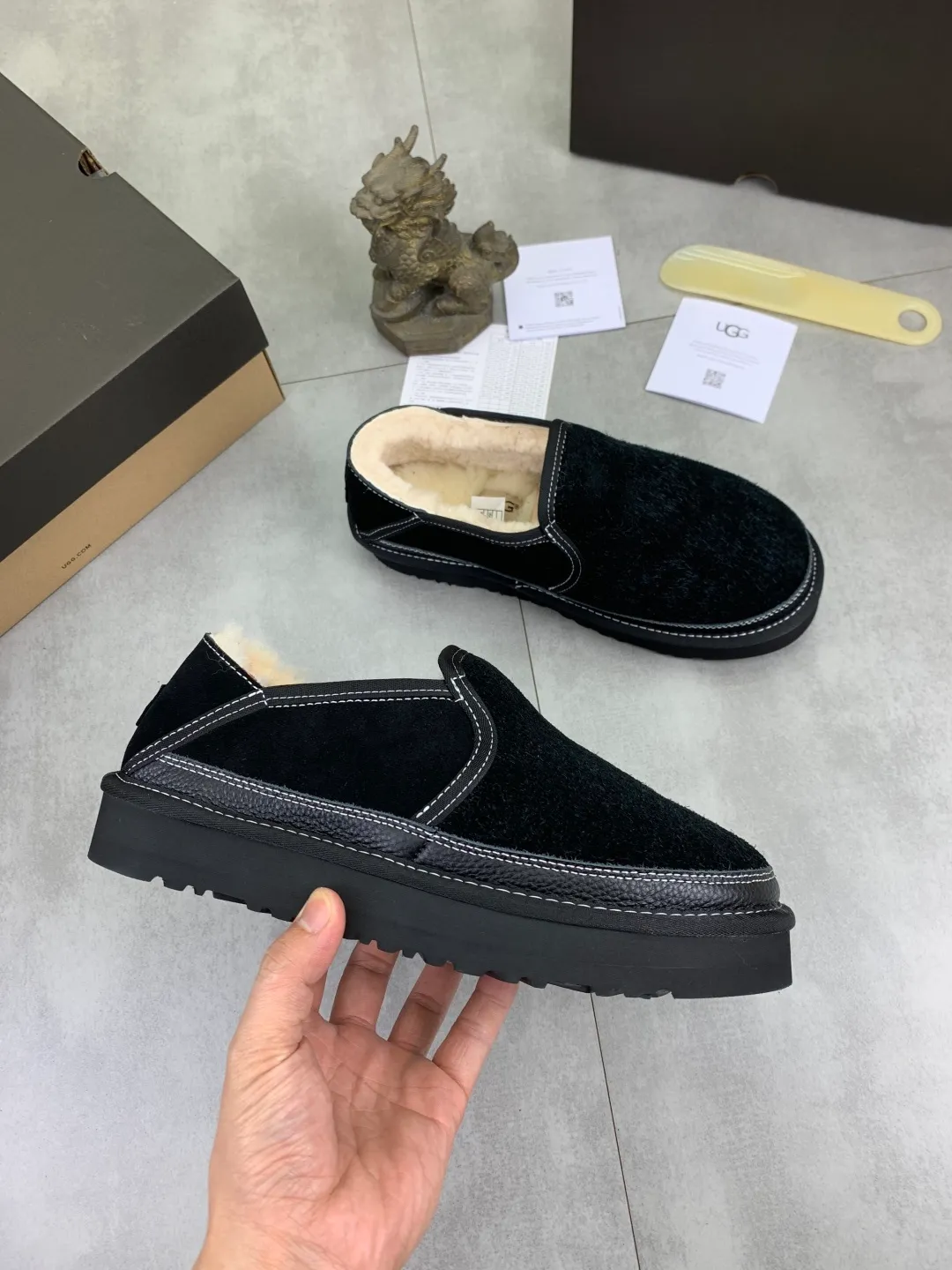 Men's men's shoes 💰P480 New top version UGG 2025 autumn and winter new high-top casual shoes new series Ansley Mules Fashionable and comfortable shallow flat slip-on casual loafers ✨ Classic suede cowhide with 10mm wool lining Insole suede collar Soft and comfortable ❤️ Decorated with UGG classic heat embossed brand logo on the back side Full texture Lightweight rubber sole Anti-slip, wear-resistant and comfortable Color: Black Brown Size: 39-45